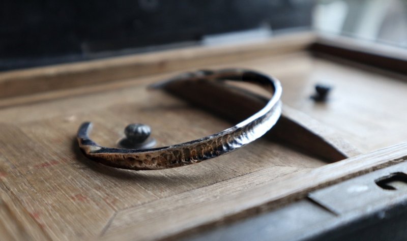 Forged Saddle Bracelet - สร้อยข้อมือ - เงิน 