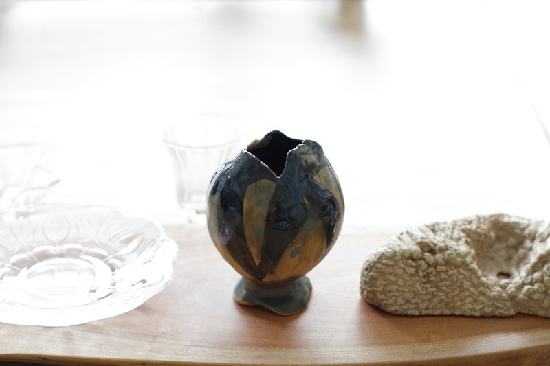 Pure hand-made irregular shape blue ceramic small vase/flower vessel - เซรามิก - ดินเผา สีน้ำเงิน