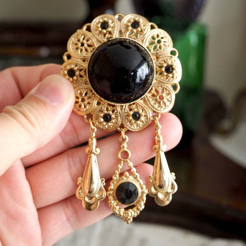 Golden Baroque pattern black giant semicircle Gemstone brooch Japanese high-end second-hand medieval jewellery - Brooches - Other Materials Gold