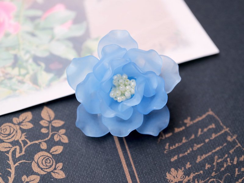 バラのブローチ スカイブルー　薔薇 ブルーローズ 一重咲き 花 コサージュ 軽い 爽やか 華やか 青 空 半八重咲き かわいい 可愛い フェミニン 清楚 - 胸針 - 塑膠 藍色
