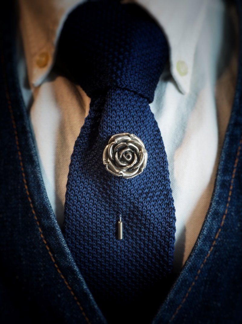 Rose Lapel Pin in White Bronze. - 胸針 - 其他金屬 