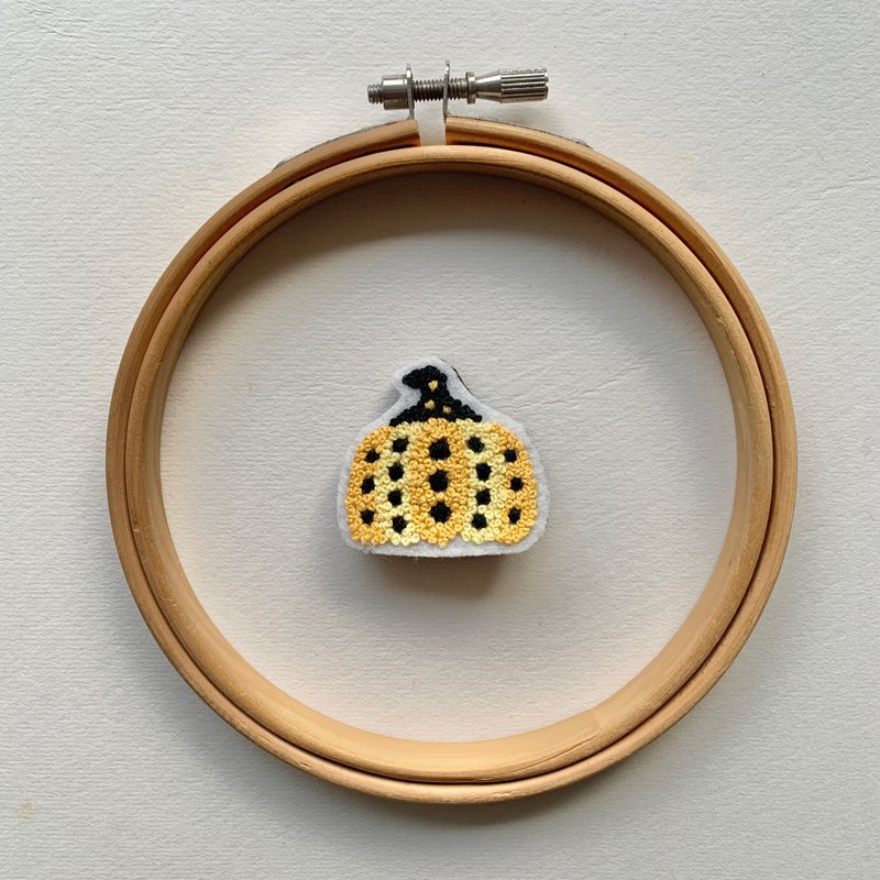 手工刺繡 | pumpkin南瓜胸針 - 胸針 - 繡線 黃色