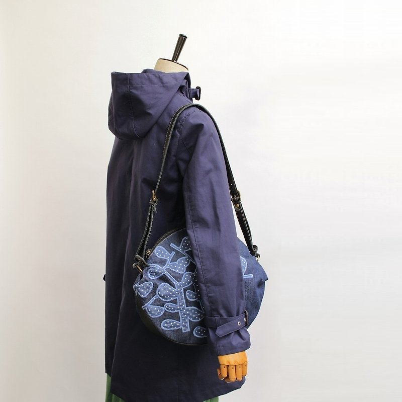 Embroidered sunbait embroidered shoulder bag - กระเป๋าแมสเซนเจอร์ - ผ้าฝ้าย/ผ้าลินิน สีน้ำเงิน