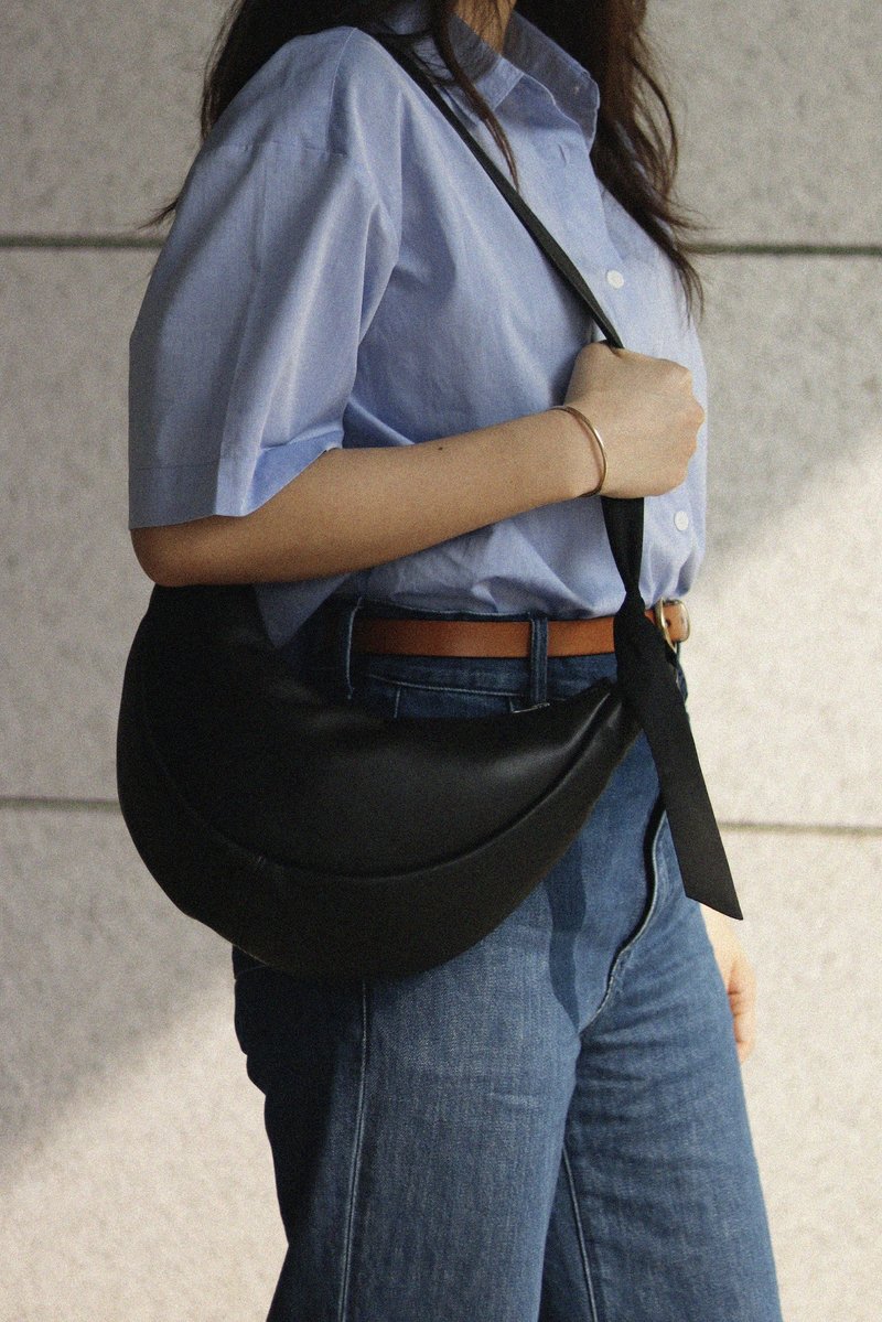 Home Design Sheepskin Croissant Side Backpack Crossbody Bag - กระเป๋าแมสเซนเจอร์ - หนังแท้ สีดำ