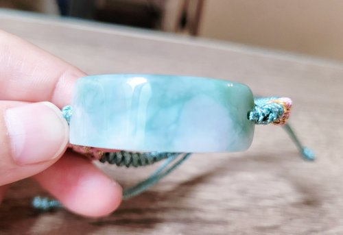 螺絲帽帽工作室 【親翠】天然翡翠 白底果綠飄花手牌