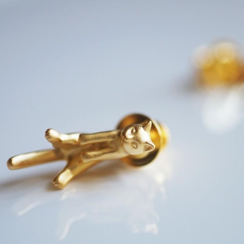 Cat pin brooch Gris (Gold) - เข็มกลัด - โลหะ สีทอง