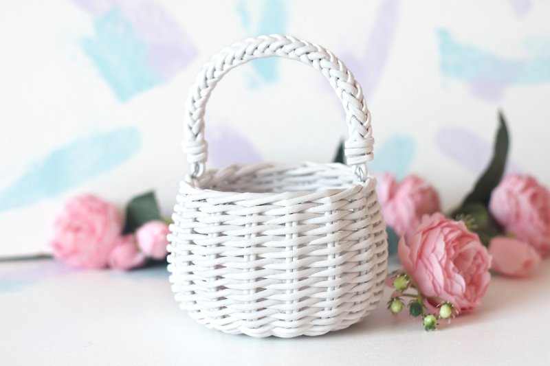 White flower girl basket, small petal basket with handle - 居家收納/收納盒/收納用品 - 紙 白色