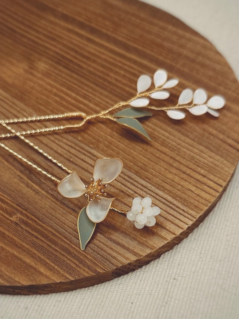 Translucent white green leaf small flower hairpin set of two - เครื่องประดับผม - เรซิน หลากหลายสี