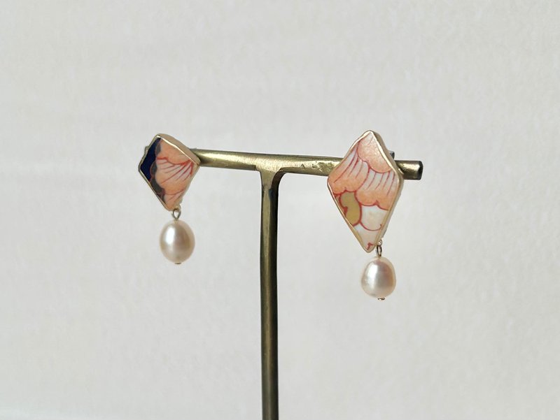 Arita ware Kintsugi surgical Stainless Steel steel earrings Flower lover pattern Freshwater pearls Dangling Natural stone Traditional craft No.94 - ต่างหู - ดินเผา สึชมพู
