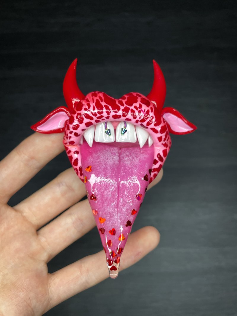 Phone grip. Red lips with a cow print. - 其他 - 黏土 