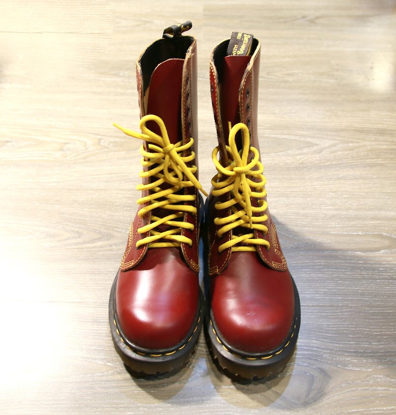 Back to Green :: 12 hole cherry blush. Dr.Martens vintage shoes - รองเท้าลำลองผู้หญิง - หนังแท้ สีแดง