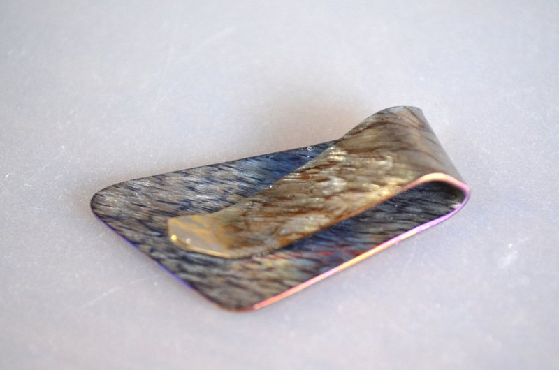 Titanium money clip・純鈦錢夾・藍金背木紋迷你B・42mm - 錢包/皮夾/長短夾 - 其他金屬 多色