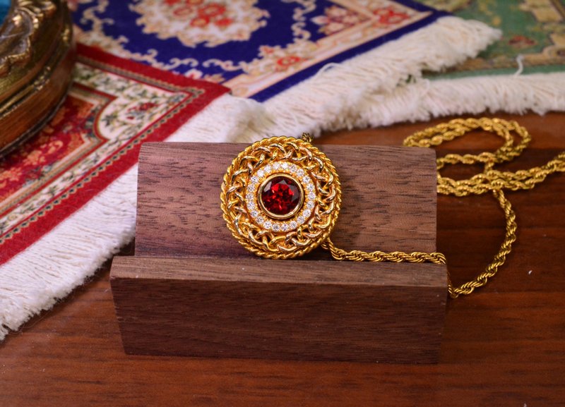 Return to nature handmade twist spike small round cake 18K pendant - Necklaces - Gemstone Gold