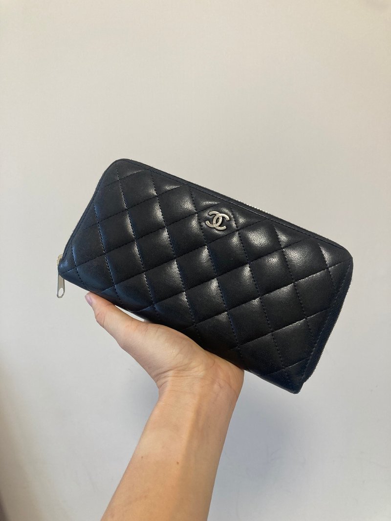 【LA LUNE】中古二手Chanel黑銀色小羊皮革拉鏈長夾銀錢包手拿袋 - 錢包/皮夾/長短夾 - 真皮 黑色