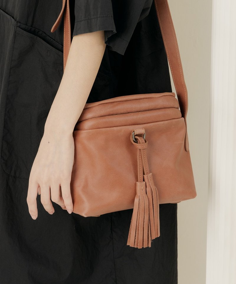 supportingrole genuine leather minimalist soft tassel design shoulder backpack coffee - กระเป๋าแมสเซนเจอร์ - หนังแท้ สีนำ้ตาล