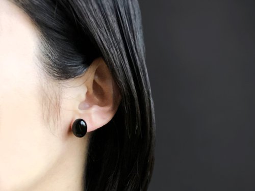 ブラックオニキス×マザーオブパール カービングピアス No.341 14kgf☆ブラックオニキスカービングのピアス - メルカリ