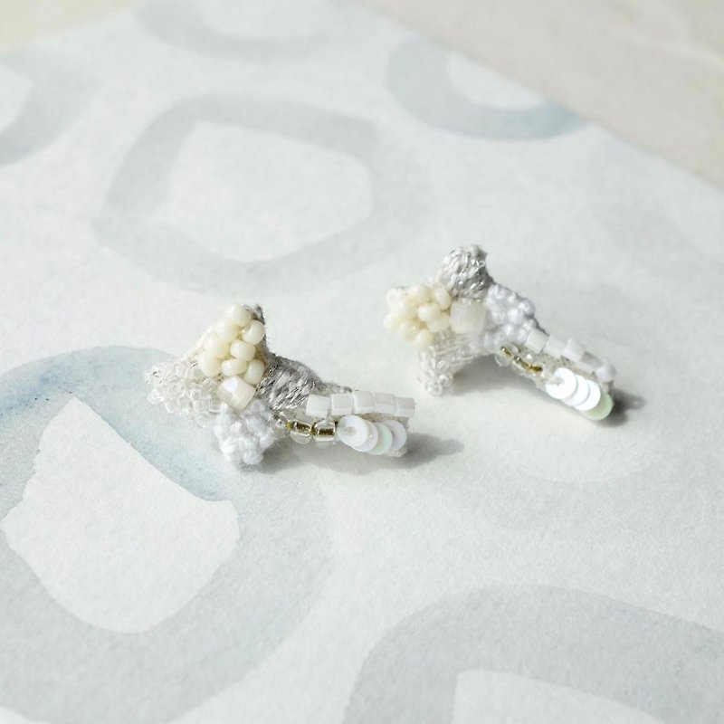 花飾り　h　白 - 耳環/耳夾 - 其他材質 白色