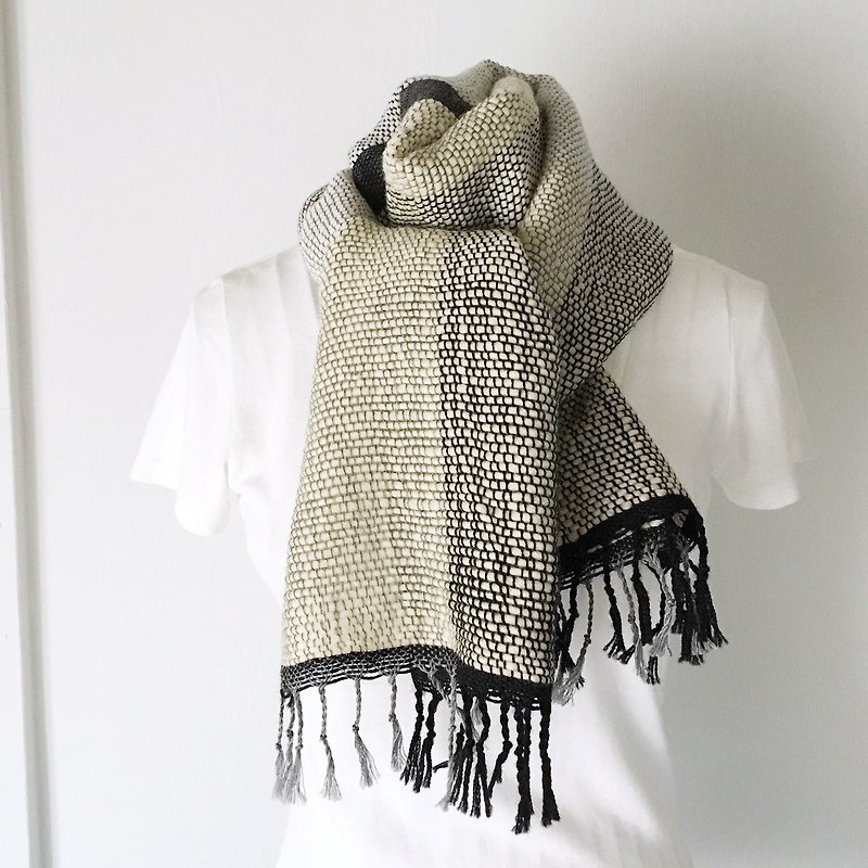 Unisex hand-woven scarf "Black & White Mix" - ผ้าพันคอ - ขนแกะ ขาว