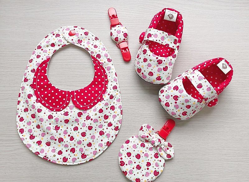 Strawberry red 4-piece group Miyue ceremony handmade shoes waterproof bib pocket handkerchief clip safety amulet bag - ของขวัญวันครบรอบ - ผ้าฝ้าย/ผ้าลินิน 