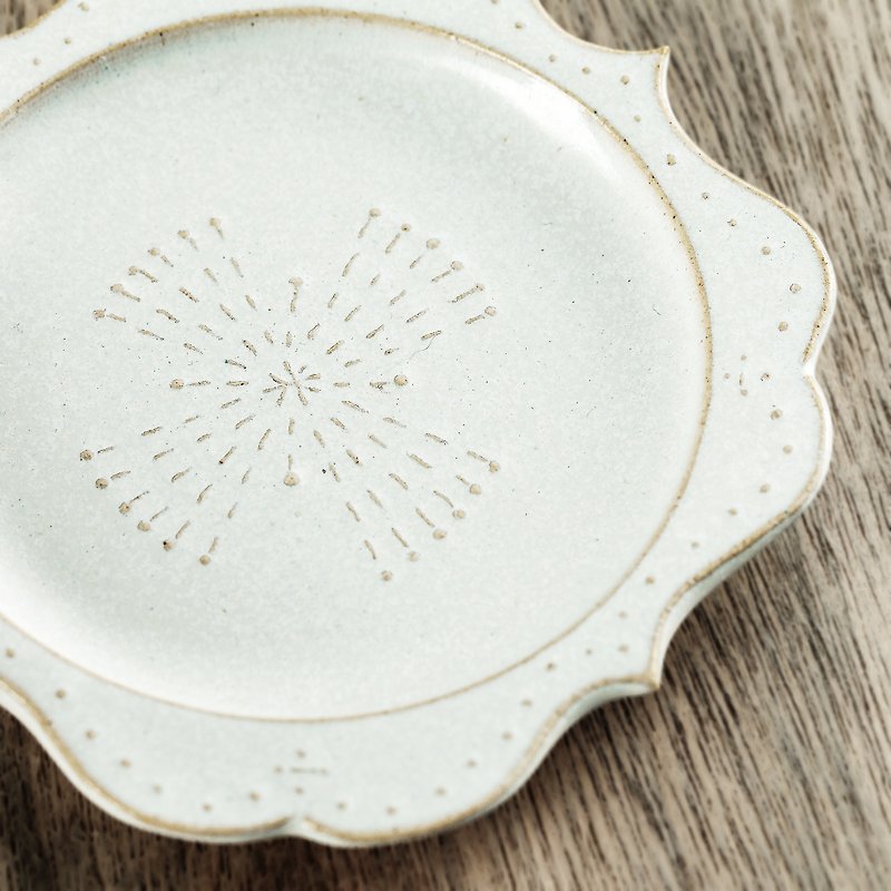 [スプリングマンワイルドフラワーズ]フレンチスウィートエンボス加工‧リンガーデザートプレート（クロスフラワー/ホワイト） - 小皿 - 陶器 多色