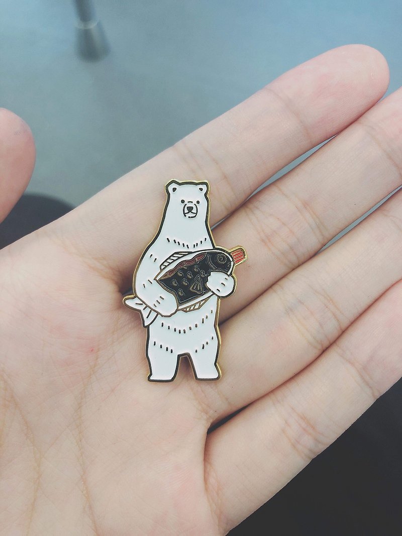 #26 White bear pin/brooch/pin holding soy sauce fish - เข็มกลัด - วัสดุอื่นๆ ขาว