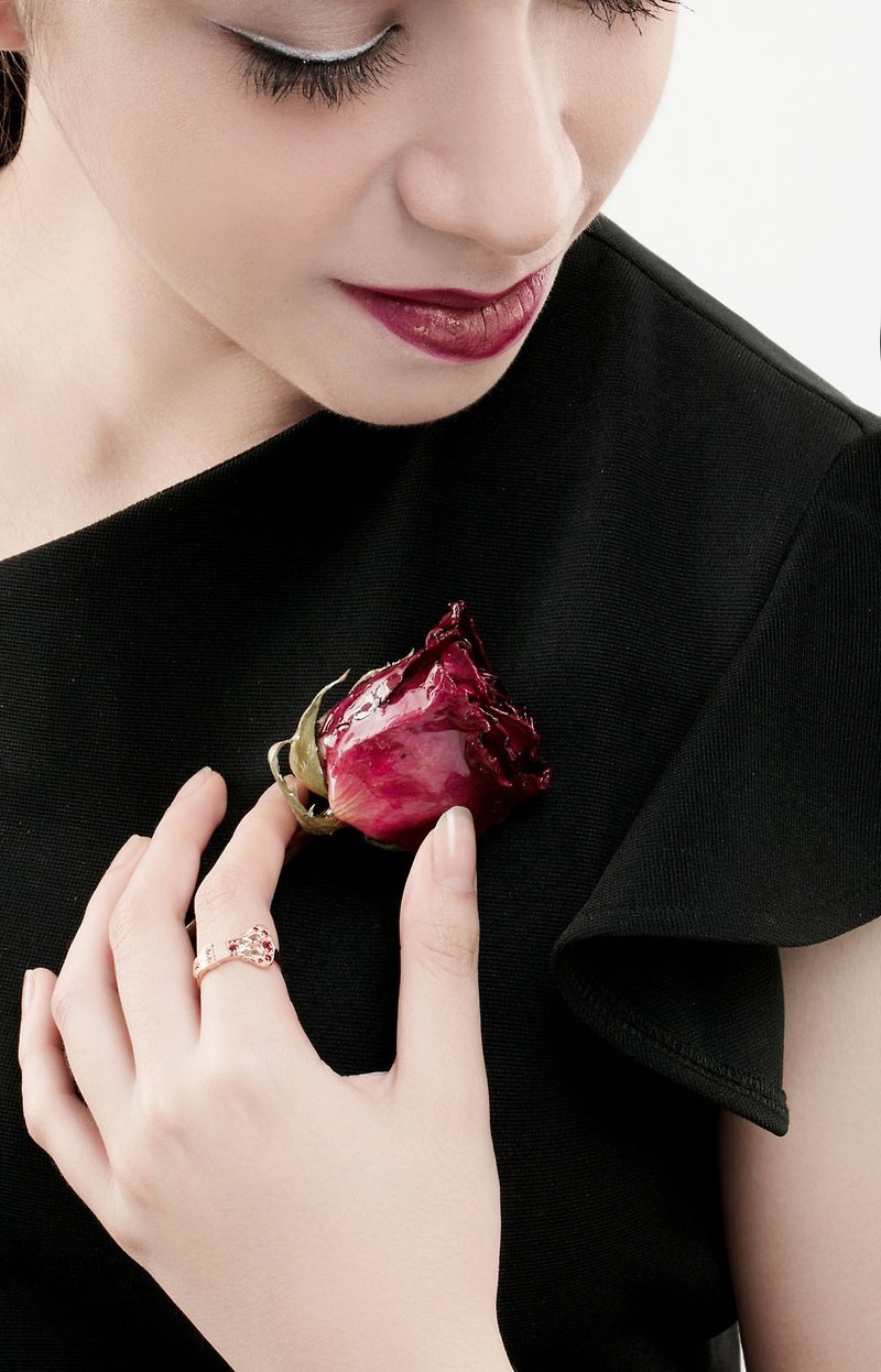 真花/玫瑰(以固化劑定型)胸針--玫瑰心系列 - 胸針/心口針 - 植物．花 紅色