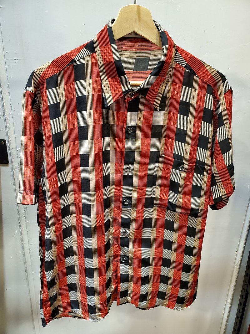 Japanese vintage chiffon retro plaid short-sleeved shirt M size is nearly new - Men's Shirts - Cotton & Hemp Red