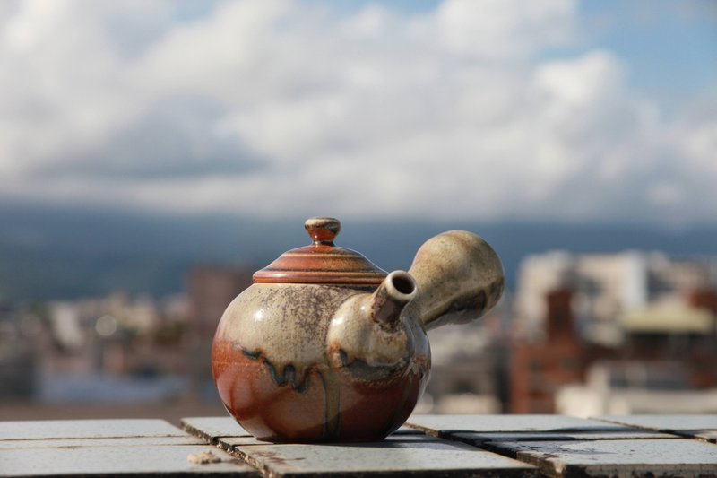 藏菁ㅣ素火和韻 柴燒側把壺 - 茶壺/茶杯/茶具 - 陶 