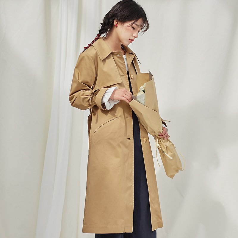 Anne Chen 2018 spring new women's long coat front piece live leaf solid color windbreaker - เสื้อสูท/เสื้อคลุมยาว - ผ้าฝ้าย/ผ้าลินิน สีกากี