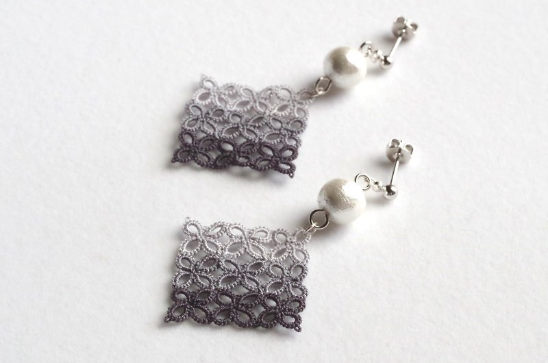 Square motif tatting lace and cotton pearl earrings - gray - ต่างหู - ผ้าฝ้าย/ผ้าลินิน สีเทา
