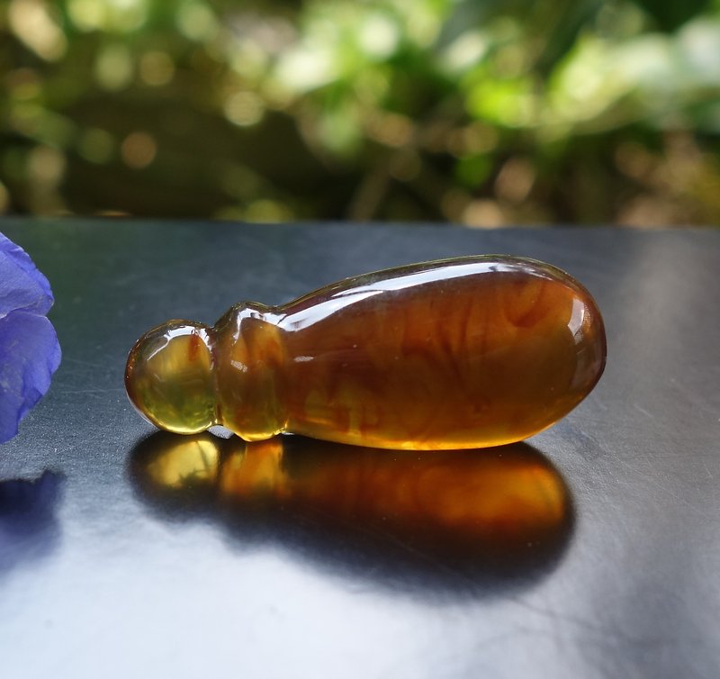 Amber Amber honey Wax Myanmar 2.8g Baltic Amber Blue Perot original stone pendant Aquarius - พวงกุญแจ - เครื่องประดับพลอย สีทอง