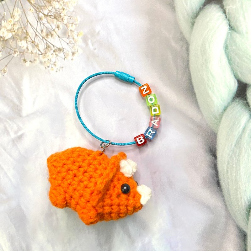 Triceratops Charm + Exclusive English Alphabet/Crochet/Customizable [Dianhua Coupon] - ที่ห้อยกุญแจ - เส้นใยสังเคราะห์ สีส้ม