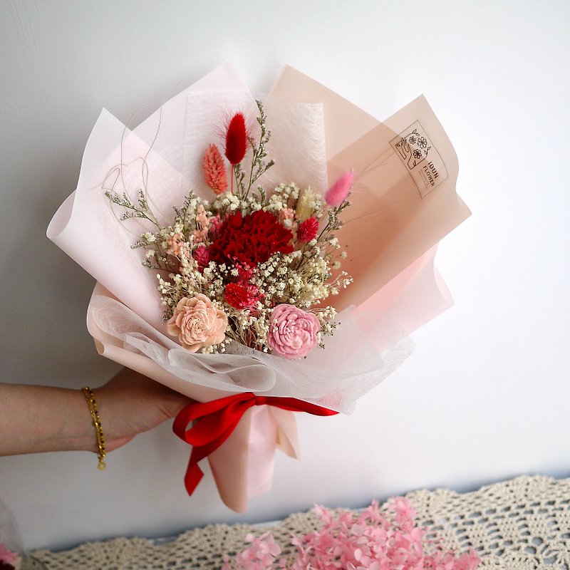 Thanksgiving compliment-not withered carnation red pink hand holding dry bouquet mother's day - ช่อดอกไม้แห้ง - พืช/ดอกไม้ สีแดง