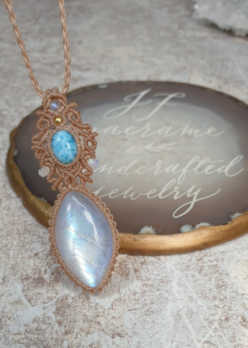 M14 Moonstone macrame Necklace and Handcrafted Jewelry - สร้อยคอ - วัสดุอื่นๆ สีกากี