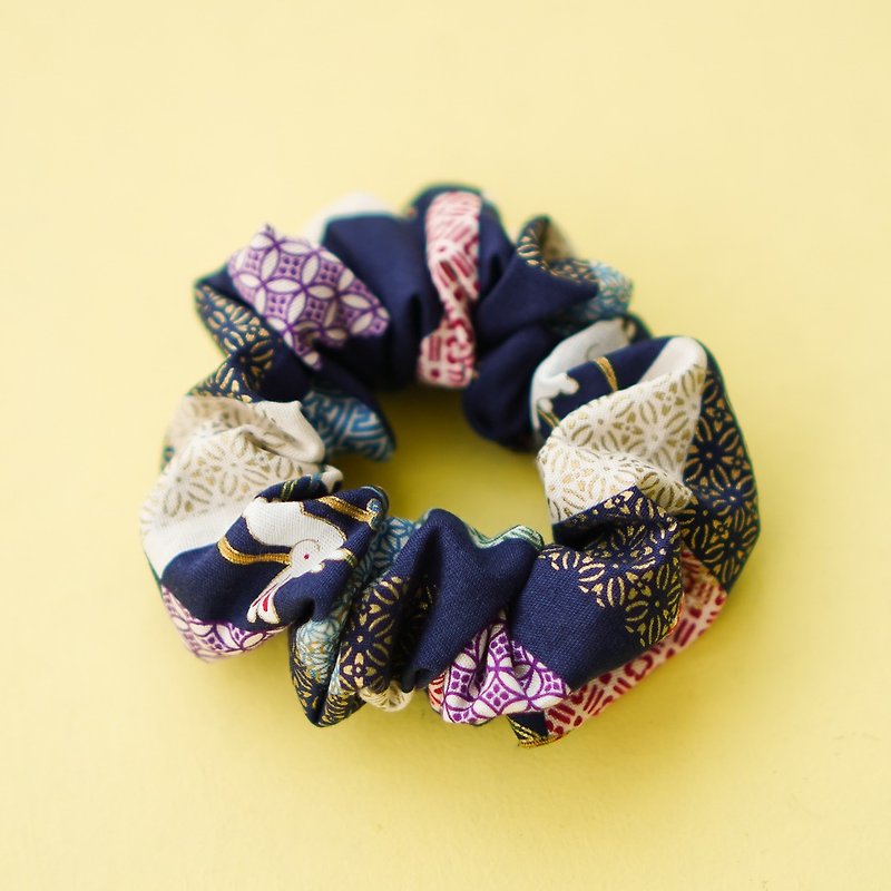 Girl's New Year's gift scrunchie Kyoto grid - เครื่องประดับผม - ผ้าฝ้าย/ผ้าลินิน สีกากี