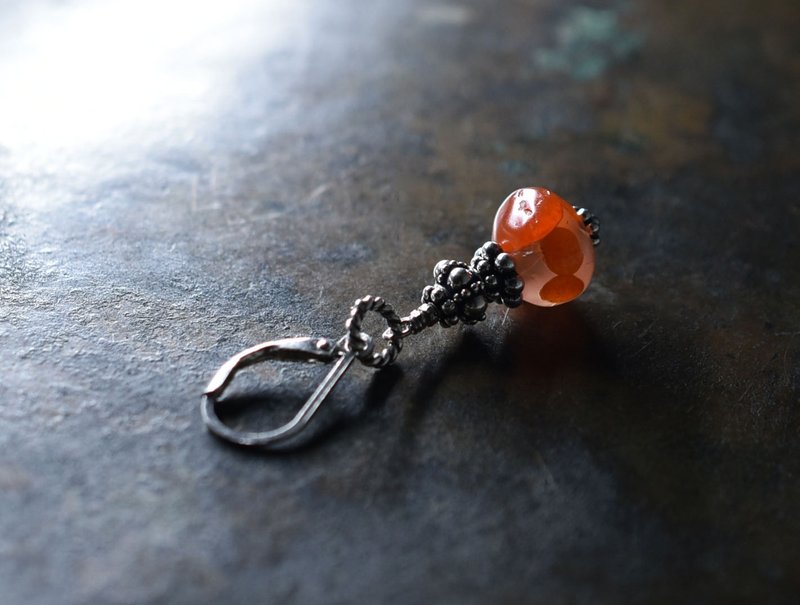 Spotted ancient carnelian and Silver bead single earring - ต่างหู - เครื่องเพชรพลอย สีส้ม