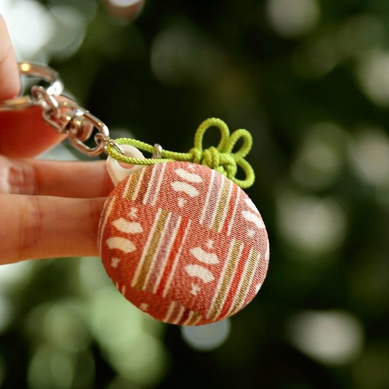 Fluffy color fanfold Kimono key holder (plum knotted charm and bell) - พวงกุญแจ - ผ้าฝ้าย/ผ้าลินิน สีกากี