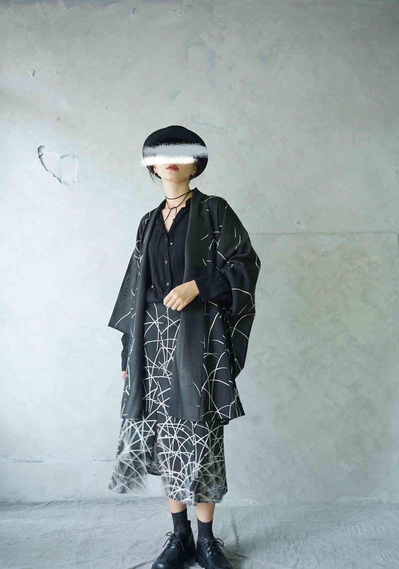 尋寶古著-東方禪意柳葉線條黑色透膚絹料質感日本羽織和服 - 女大衣/外套 - 絲．絹 黑色
