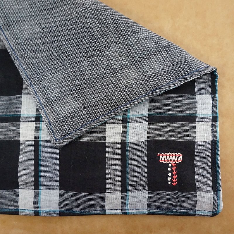 Hand embroidered quadruple gauze handkerchief "initial/T" - ผ้าเช็ดหน้า - งานปัก สีดำ