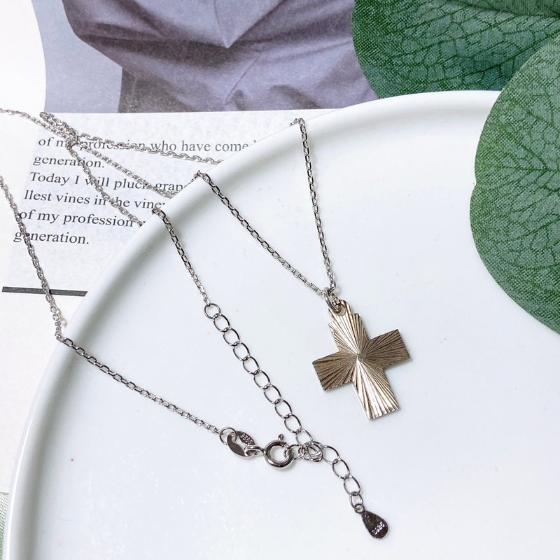 [Western antique jewelry] Sterling silver trompe l'oeil blooming cross glossy angle flash gift necklace - สร้อยคอ - เครื่องประดับ สีเงิน