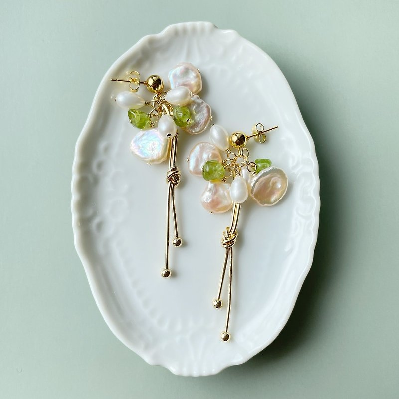 Orange cream petal pearl earrings ピアス/イヤリング - ピアス・イヤリング - 半貴石 ゴールド