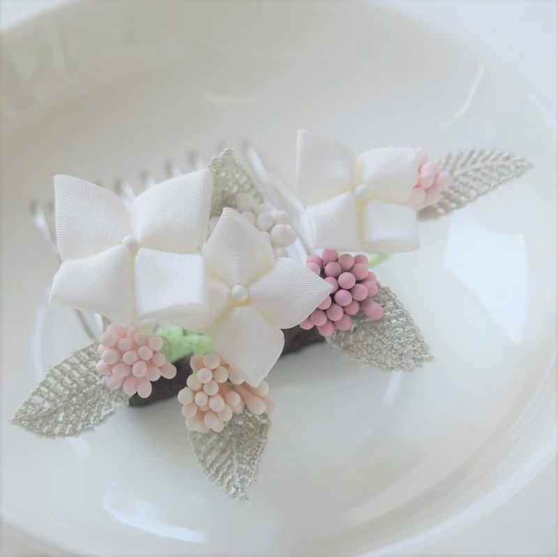 【花嫁】純白真絲紫陽花繡球花髮梳髮叉髮插 婚禮客製 つまみ細工 - 髮夾/髮圈 - 絲．絹 白色
