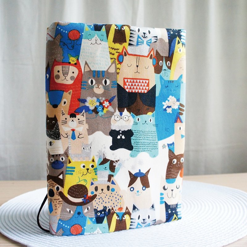 Lovely Japanese cloth [hot silver double-sided cat group photo cloth book] 25K log, A5 PDA available - Book Covers - Cotton & Hemp Multicolor