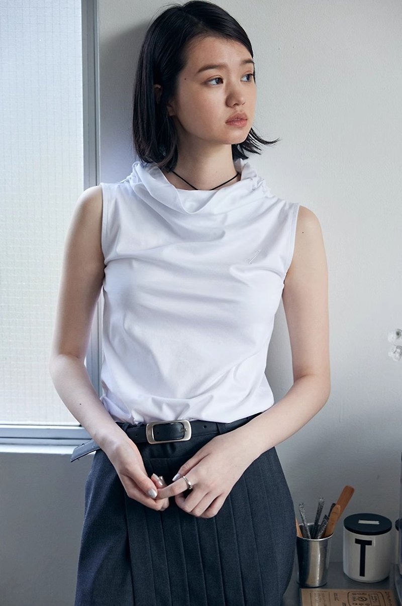 Japanese style minimalist sleeveless vest with pile collar - เสื้อกั๊กผู้หญิง - วัสดุอื่นๆ ขาว
