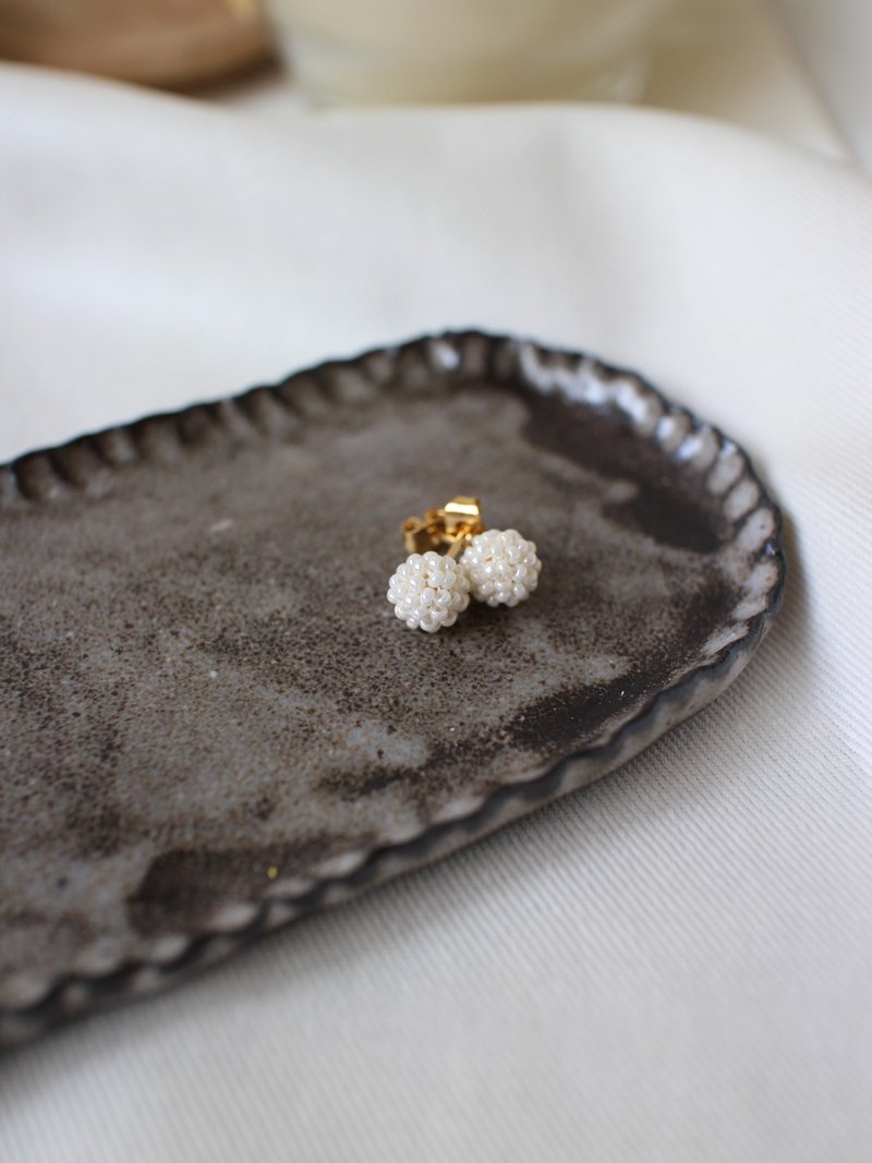 Beaded earrings_Jinpingtang/Pearl White/beading earrings - ต่างหู - งานปัก ขาว