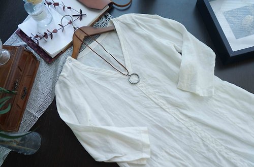 4.5studio 尋寶古著-清爽白色亞麻紅色裝飾線V領八分袖洋裝上衣