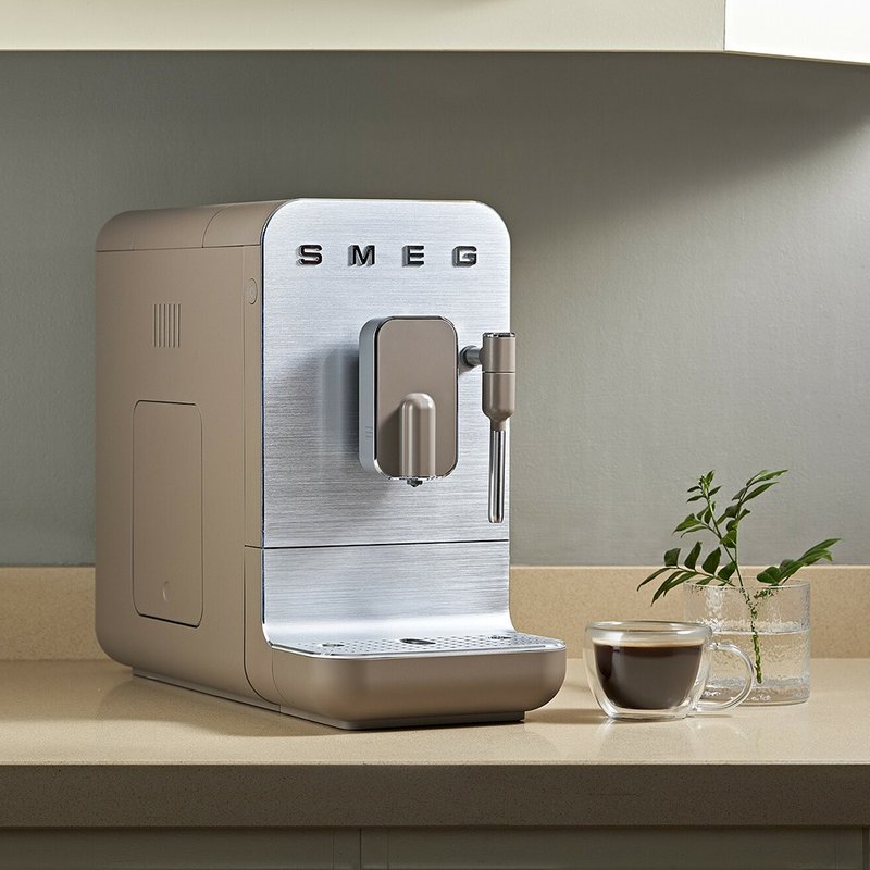 【SMEG】義大利全自動義式咖啡機-亞麻棕 - 廚房家電 - 其他金屬 卡其色
