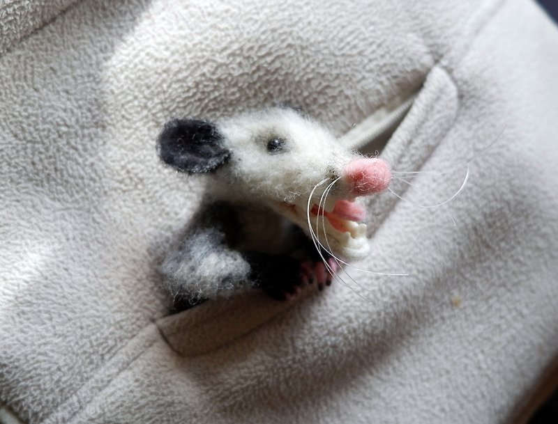 负鼠胸针 Brooch pin possum on a pocket, bag, backpack. - Brooches - Wool Gray