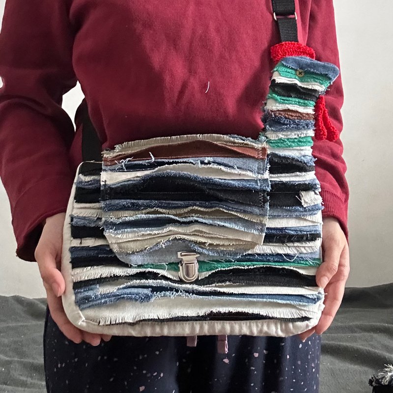 Upcycled Denim Chicken Bag – Unique Handmade Crossbody Bag - 手提包/手提袋 - 環保材質 多色