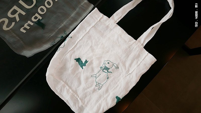 插畫刺繡環保袋 追兔子 - 側背包/斜孭袋 - 亞麻 